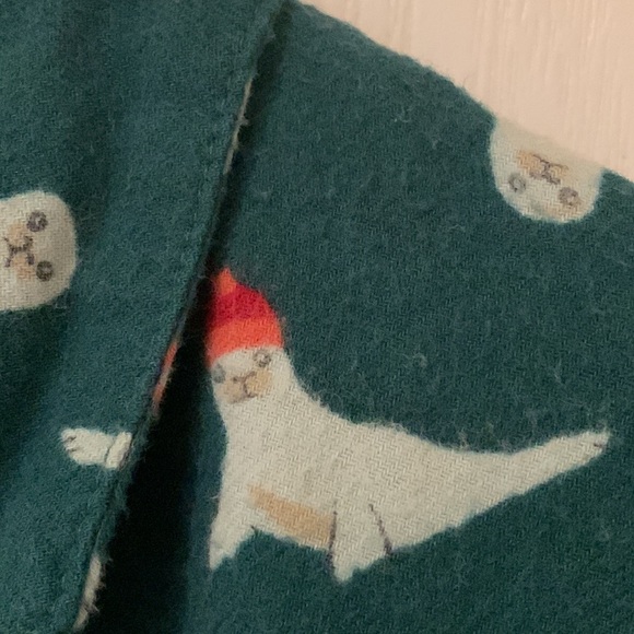 Christmas seal 🦭 pajama top long sleeved seals w hats candy canes used & cute - Picture 10 of 17